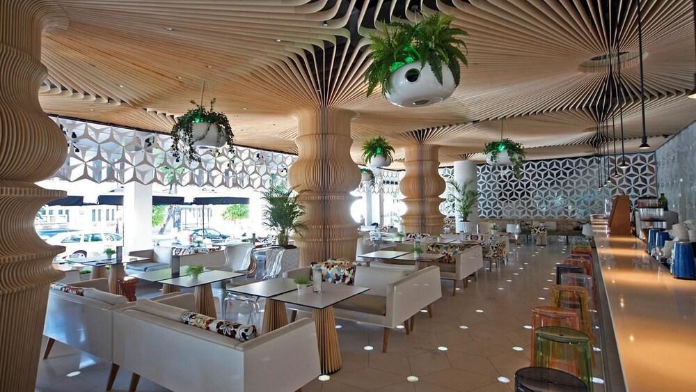 Graffit Gallery Design Hotel Varna Exterior photo The interior of the restaurant