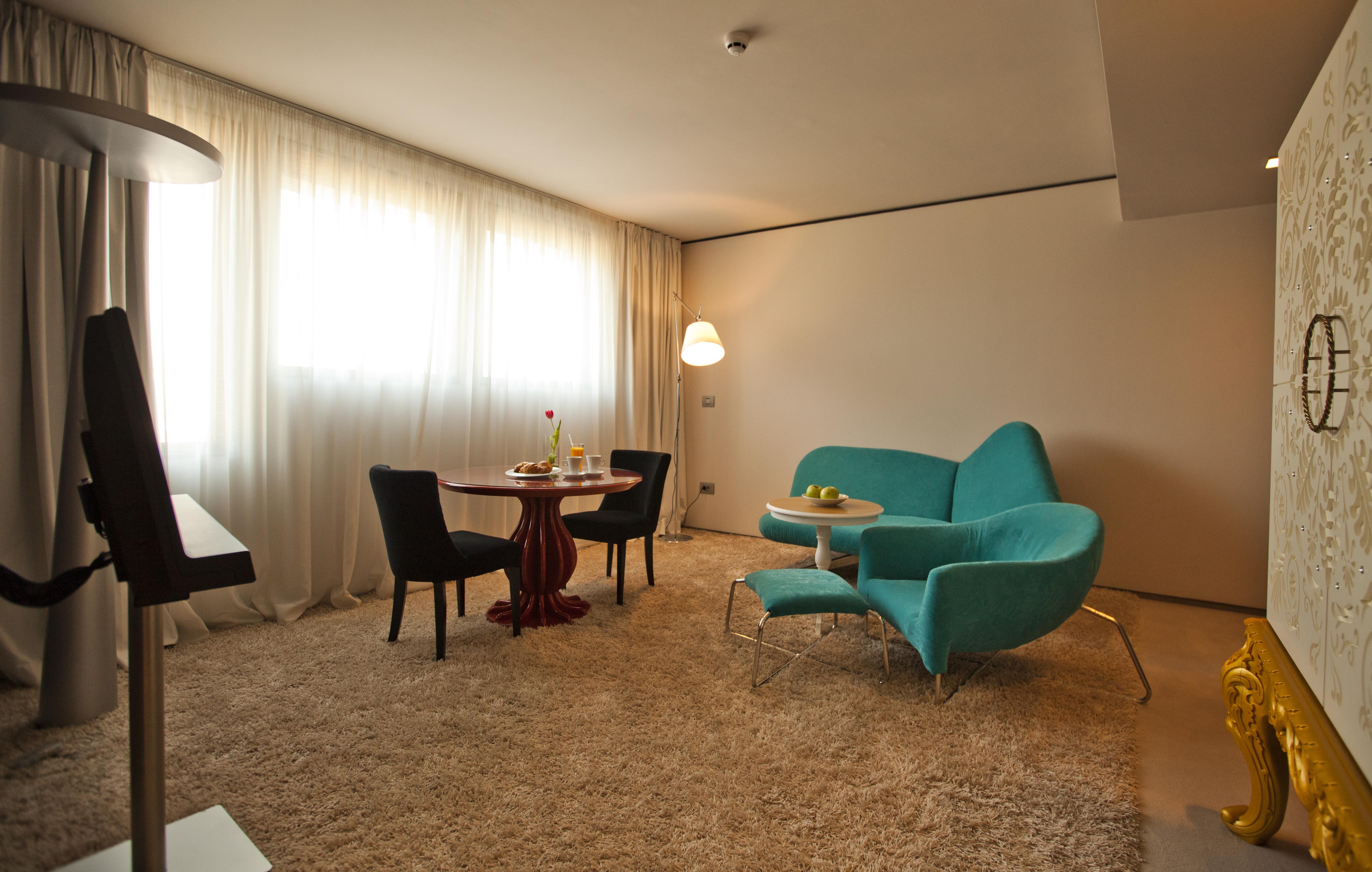 Graffit Gallery Design Hotel Varna Exterior photo A living room with a carpet