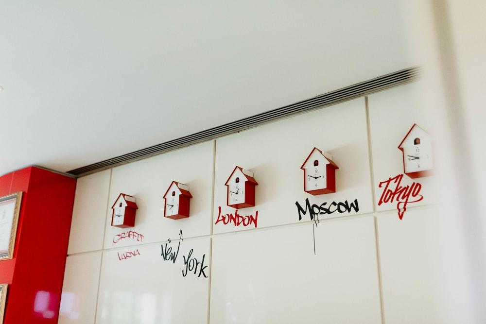 Graffit Gallery Design Hotel Varna Exterior photo The birdhouse clock