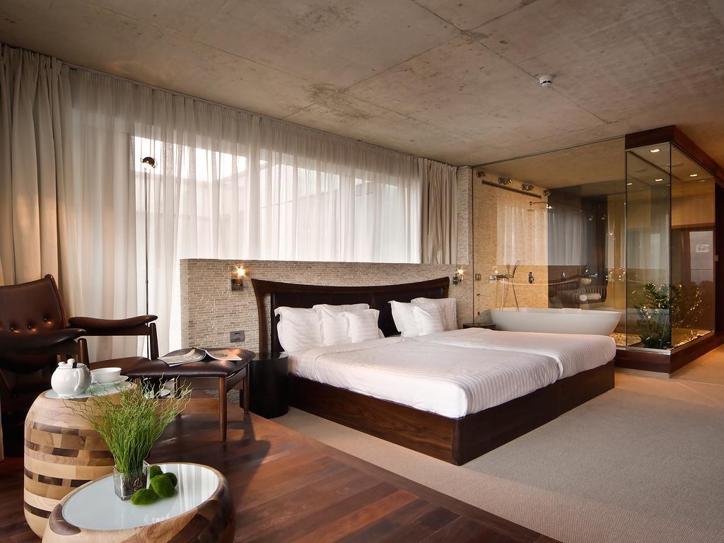 Graffit Gallery Design Hotel Varna Exterior photo A room at the Mandarin Oriental Munich