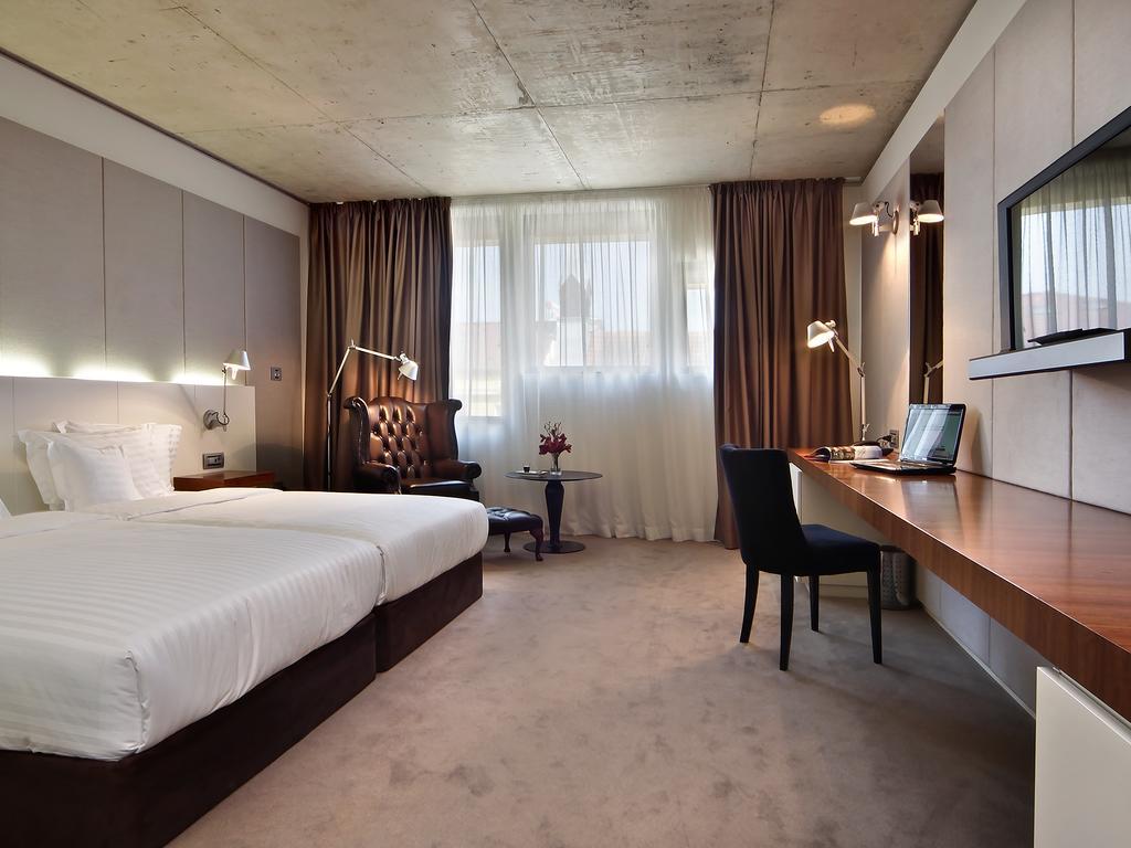 Graffit Gallery Design Hotel Varna Exterior photo A room at the hotel