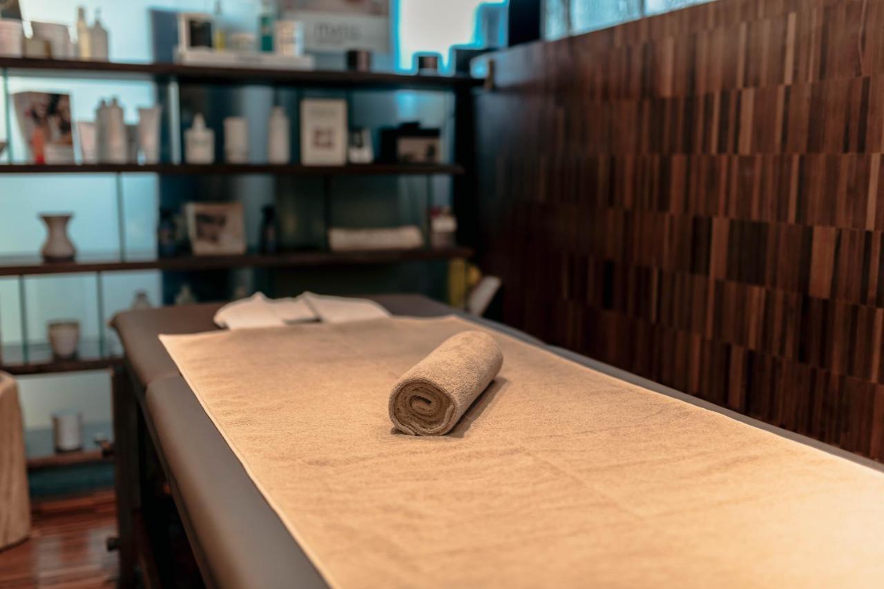 Graffit Gallery Design Hotel Varna Exterior photo A massage table
